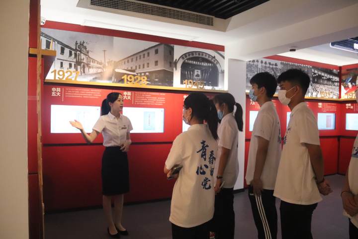 党章学堂童老师指导团队成员.JPG