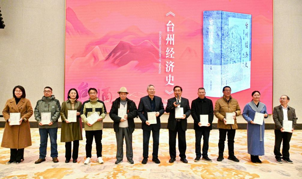 马章良、王巾、王利平在专著发布会现场.png